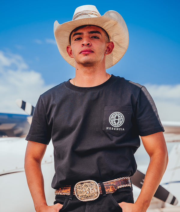 Que Suene La Banda Men's Short Sleeve Pocket Tee